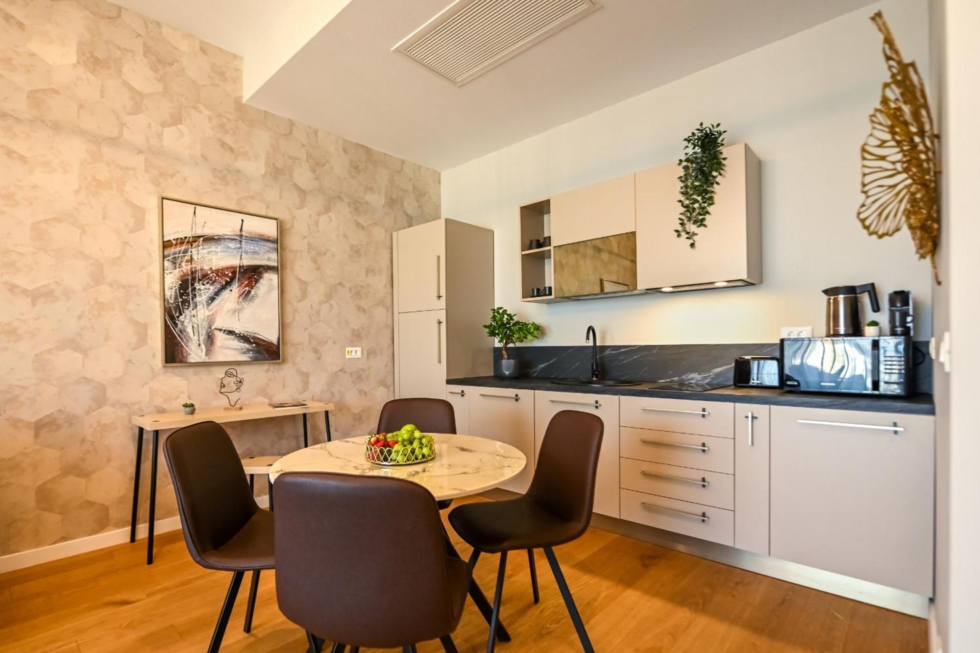 One Verdi Park Exclusive Apartments - Panoramic View & Private Parking ブカレスト エクステリア 写真